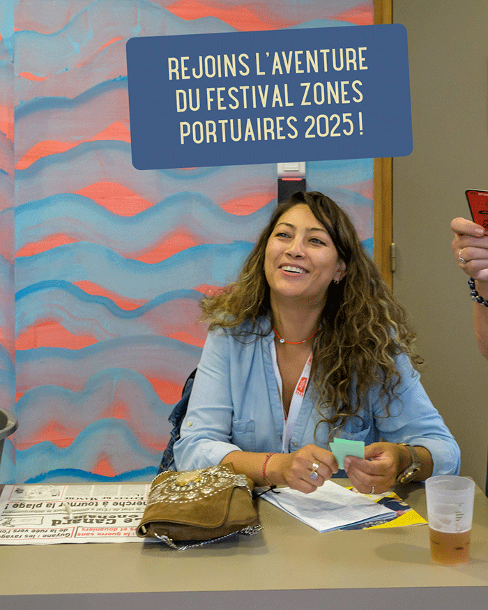 L'image présente une bénévole souriante, au dessus, un encart indique "Rejoins l'aventure du festival Zones Portuaires 2025!"